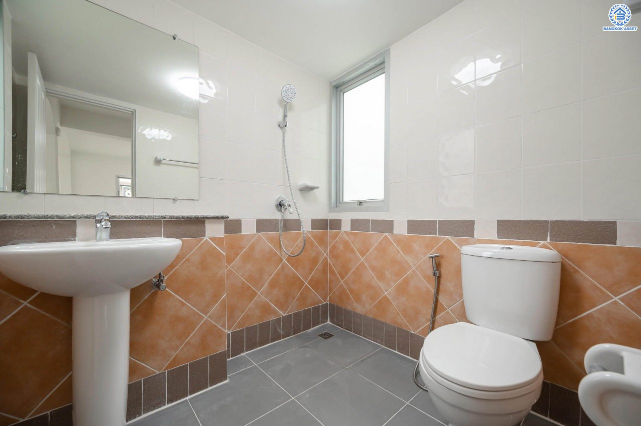 บ้านมือสองตกแต่งใหม่ โครงการ ศุภาลัยวิลล์ วงแหวน-รัตนาธิเบศร์ เนื้อที่กว้างกว่า 52 ตร.ว. ฟังก์ชัน 3 ห้องนอน 2 ห้องน้ำ 2 ที่จอดรถ ตอบโจทย์ทุกการเข้าอยู่ บนทำเลเดินทางสะดวก เชื่อมต่อถนนหลายเส้นทาง เพียง 15 นาทีก็ถึงรถไฟฟ้าสายสีม่วง "สถานีคลองบางไผ่" ใกล้ทางด่วน "กาญจนาภิเษก"